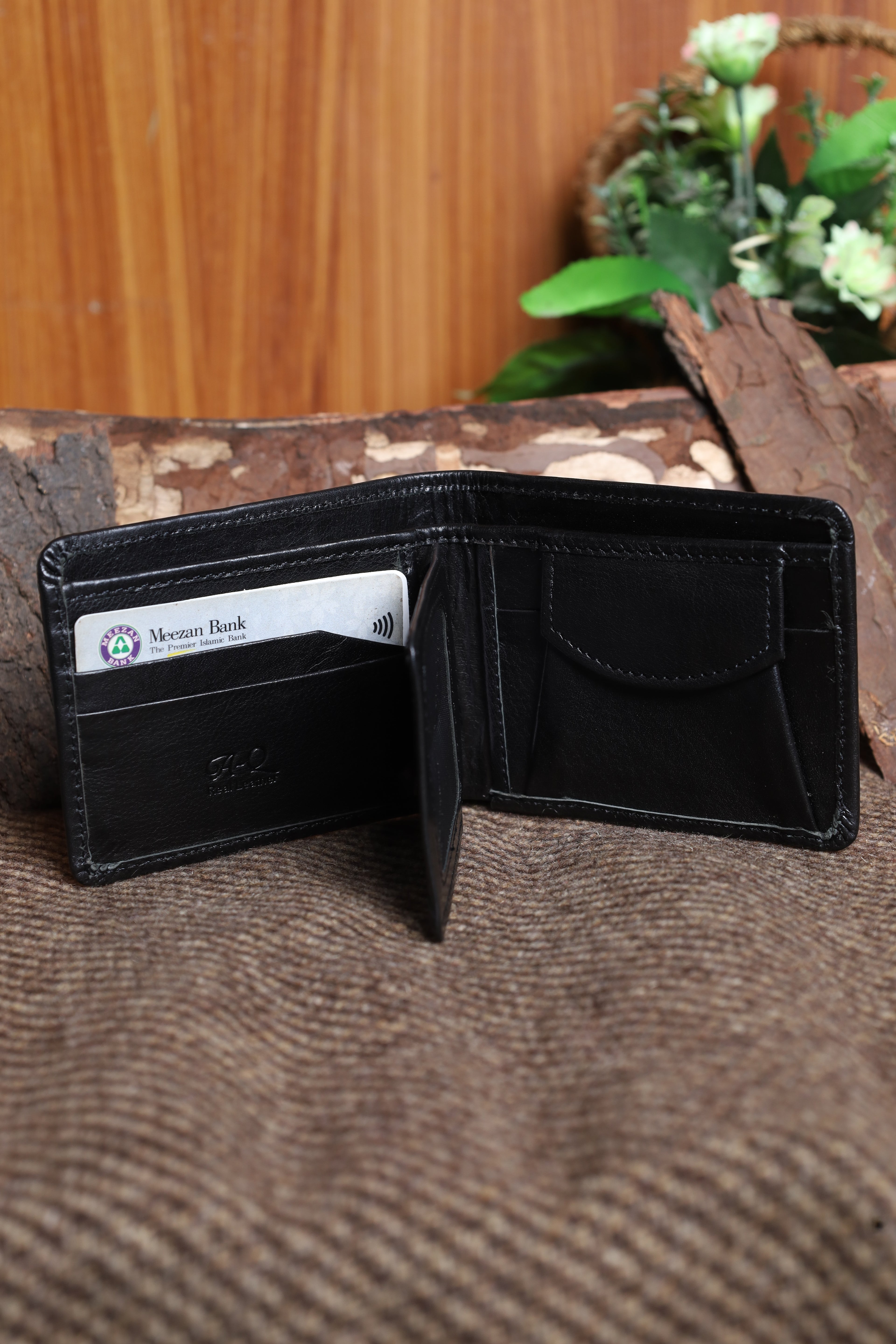 UrbanCoin – Slim Bifold Leather Wallet